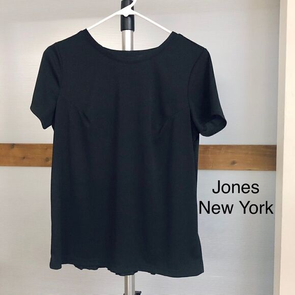 Jones NEW YORK‎ Black Short Sleeve Blouse w/ Pretty Pleated Back / Sz M - Picture 1 of 5